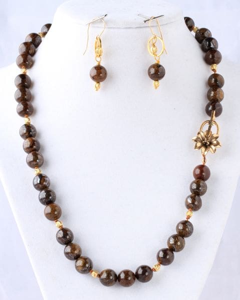 A necklace and earrings set with brown beads.